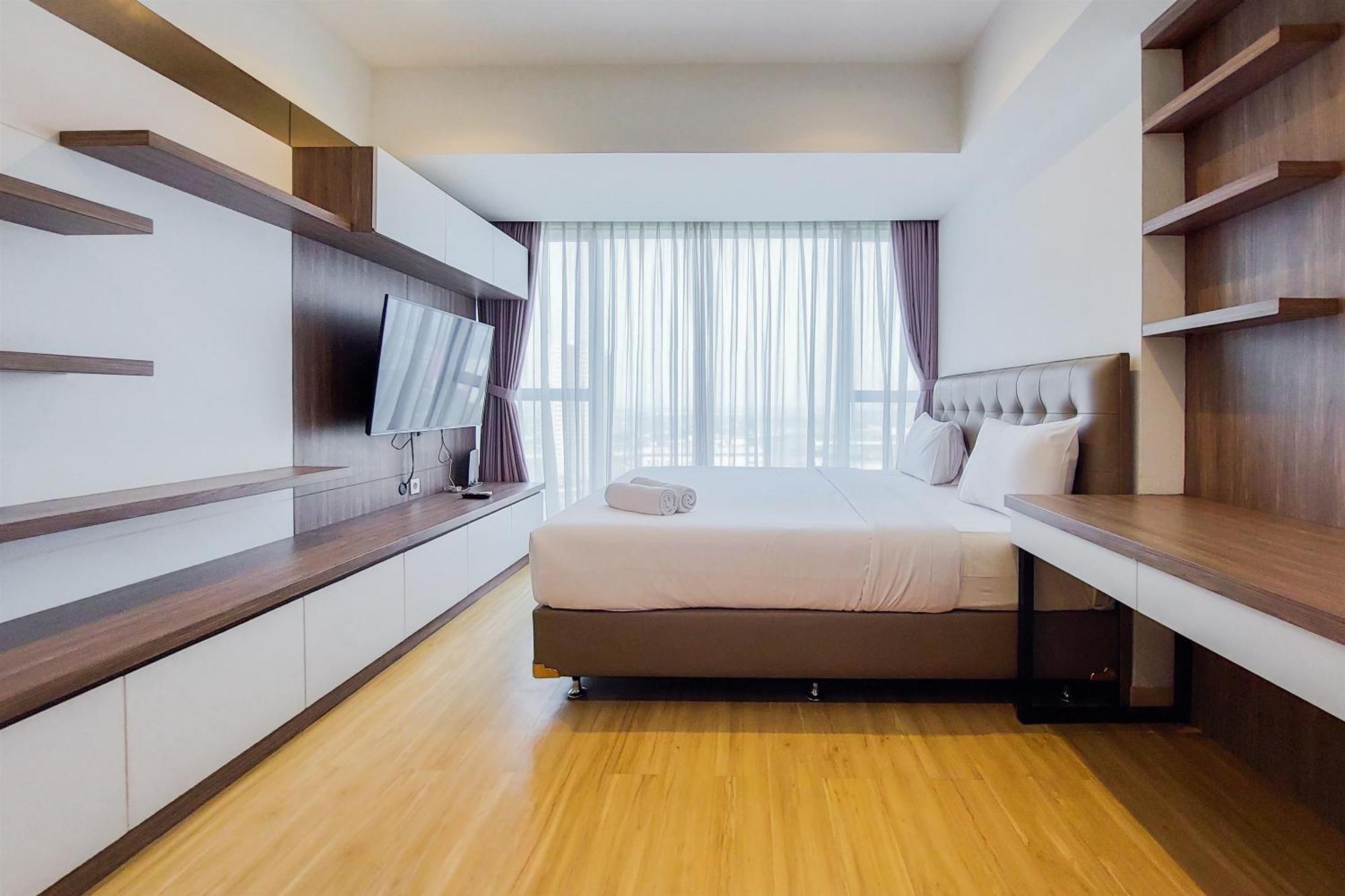 Modern Look 3br With Branz Bsd By Travelio Tangerang